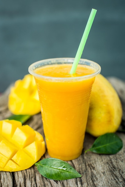 Foto gratuita batido de mango batidos de frutas tropicales frescas