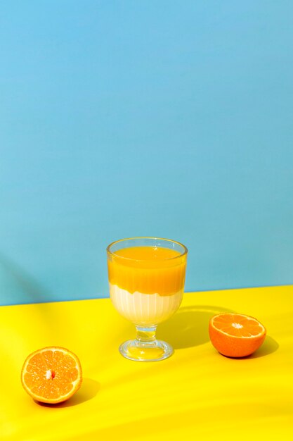 Batido de naranja fresco de alto ángulo