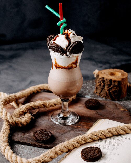 Batido de orea con salsa de chocolate con crema batida y orea