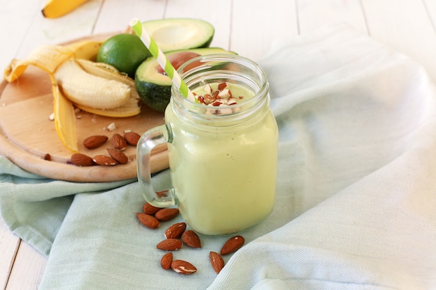 Batido de plátano y aguacate en un frasco de vidrio