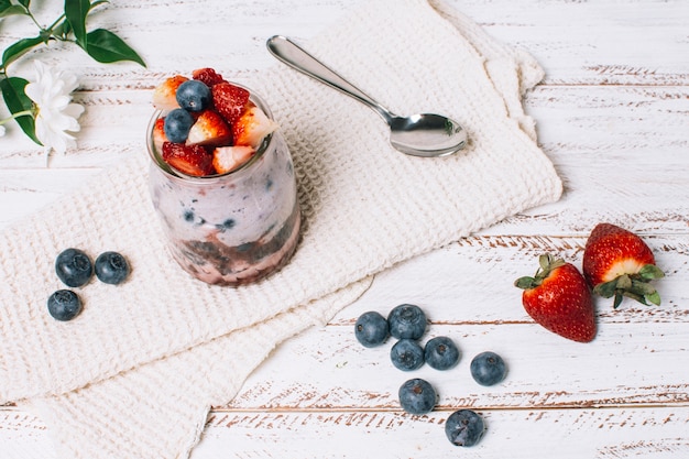 Batido refrescante de fresas y arándanos de alto ángulo