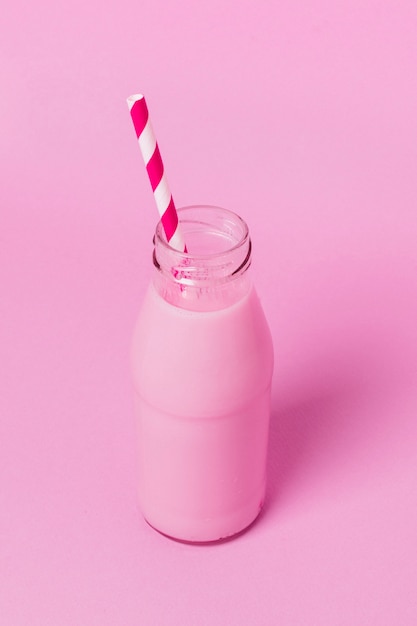 Batido rosa saludable alto ángulo