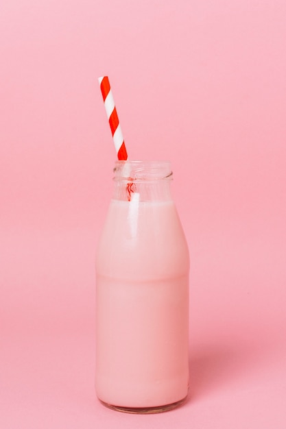 Batido rosado fresco de la vista delantera