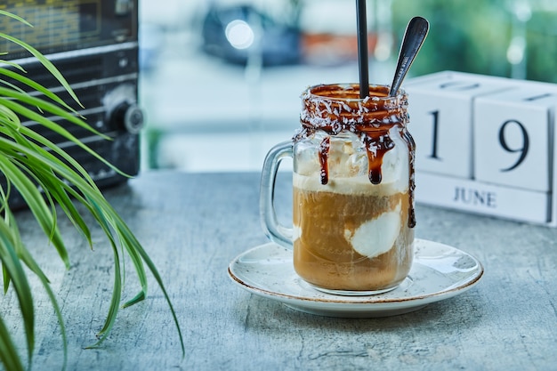 Batido sin terminar con chocolate en taza con cuchara