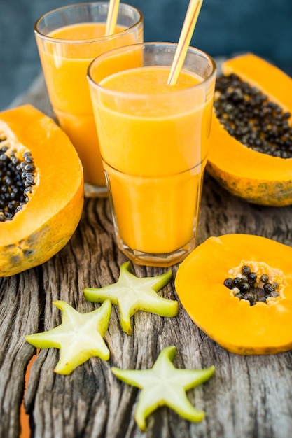 Foto gratuita batido tropical con papaya y plátano