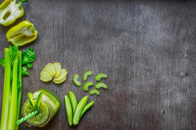 Foto gratuita batido de vegetales verdes con apio, jengibre y pepino