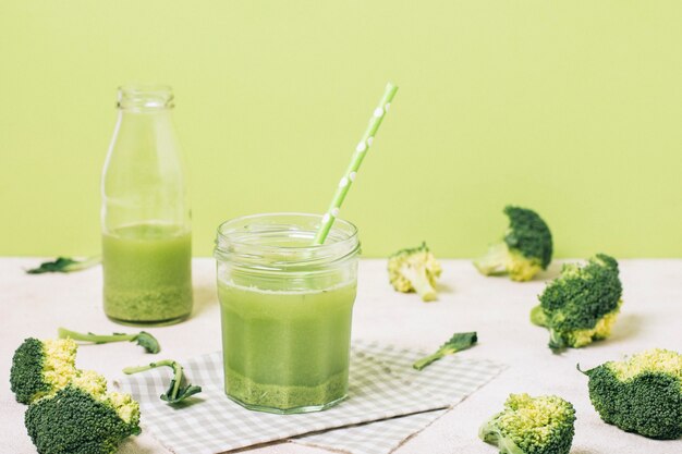 Batido verde junto al brócoli.