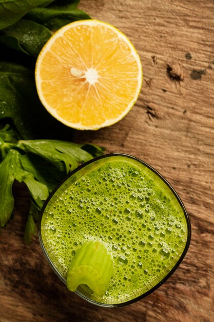 Batido verde con limón cortado