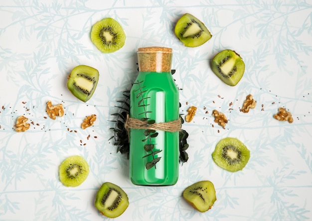 Batido verde con semillas de nueces y kiwi