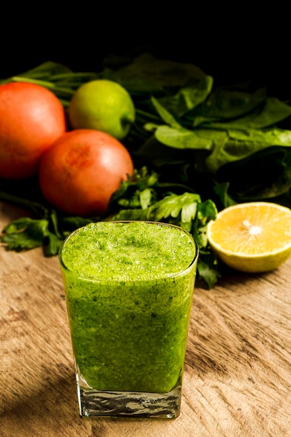 Foto gratuita batido verde en vaso con limón