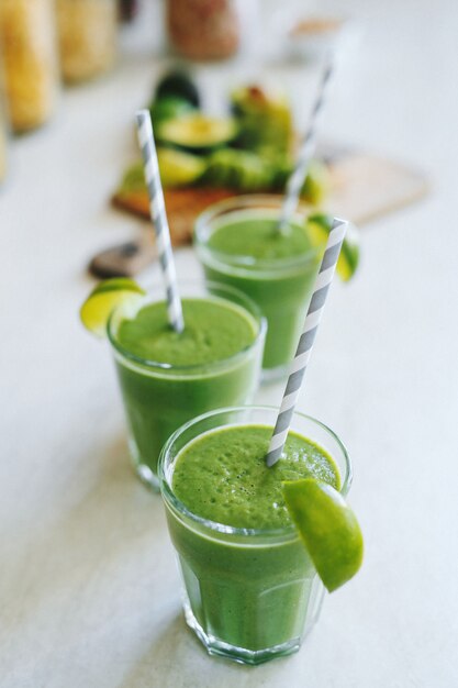 Batido verde en un vaso