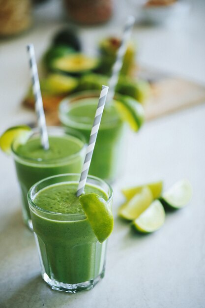 Batido verde en un vaso