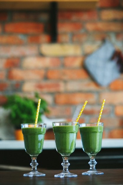 Batido verde en un vaso