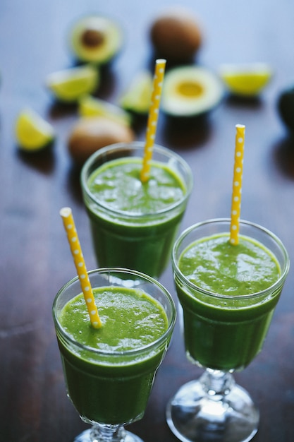 Batido verde en un vaso