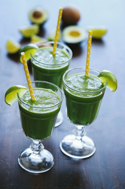 Batido verde en un vaso