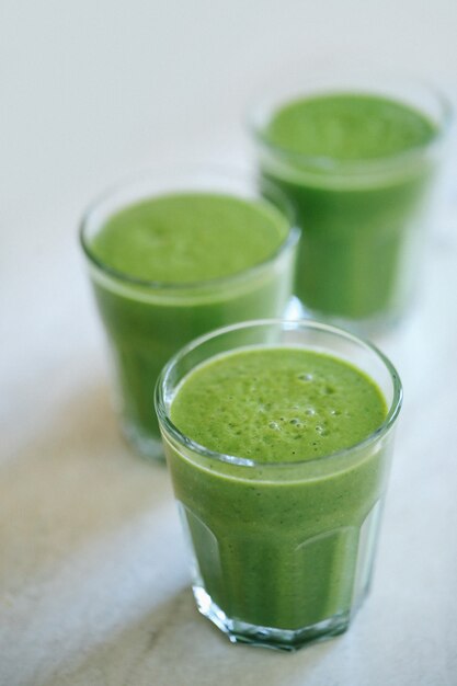 Batido verde en un vaso