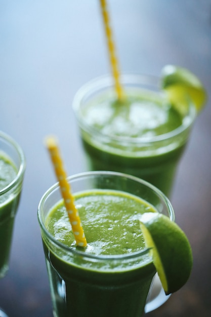 Batido verde en un vaso