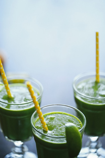 Foto gratuita batido verde en un vaso