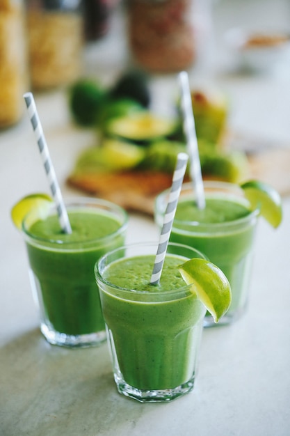 Foto gratuita batido verde en un vaso