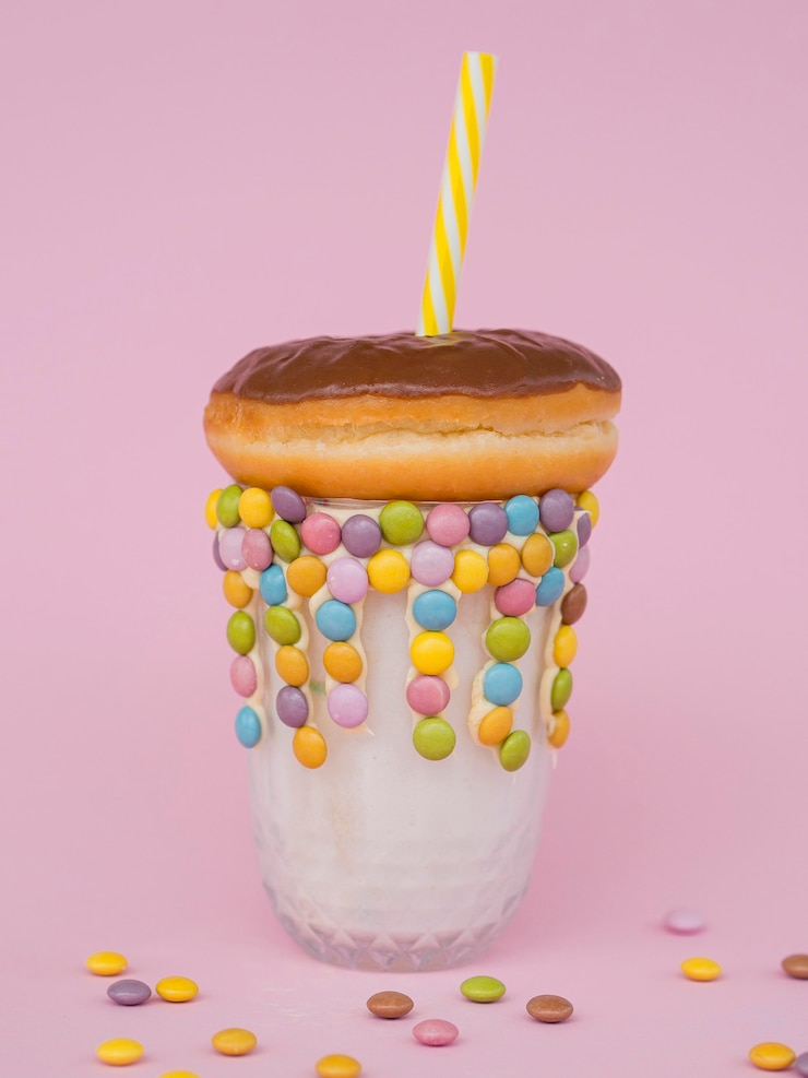 Foto gratuito batido de vidrio con donut