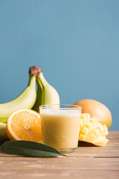 Batido de vista frontal con plátanos y naranjas