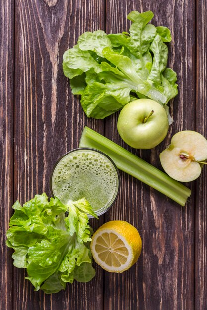 Batido de vista superior con verduras y manzana