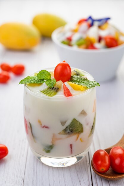 Batido de yogur de frutas en vidrio.