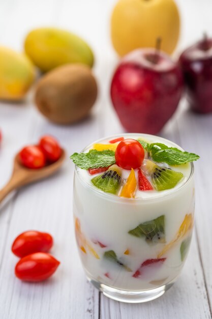 Batido de yogur de frutas en vidrio.