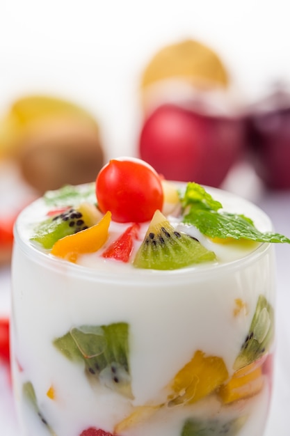 Batido de yogur de frutas en vidrio.