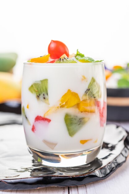 Batido de yogur de frutas en vidrio.