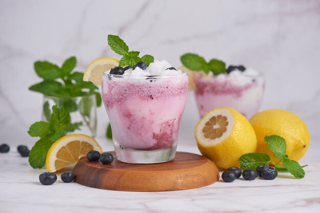 Batidos caseros de frutas frescas. bebida de frutas frescas de verano.