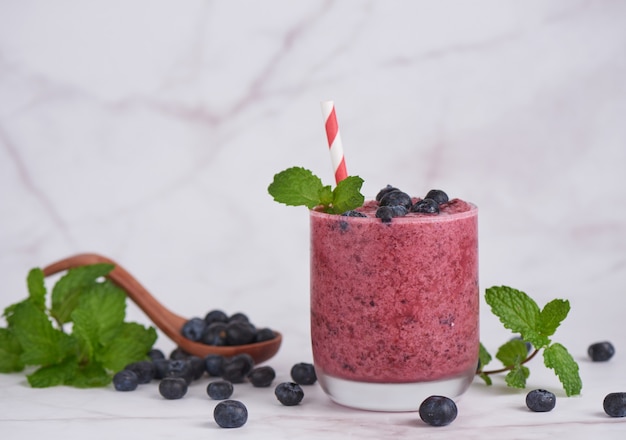 Foto gratuita batidos caseros de frutas frescas. retrato de bebida de fruta fresca de verano.