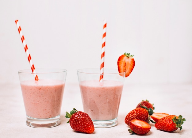 Batidos de fresa en copas con pajitas.