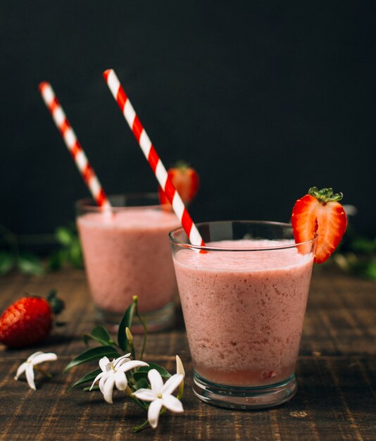 Batidos de fresa junto a las flores.