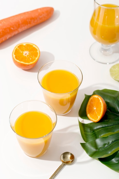 Foto gratuita batidos de naranja deliciosos de alto ángulo