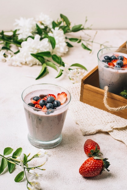 Batidos refrescantes con fresa y arándano.