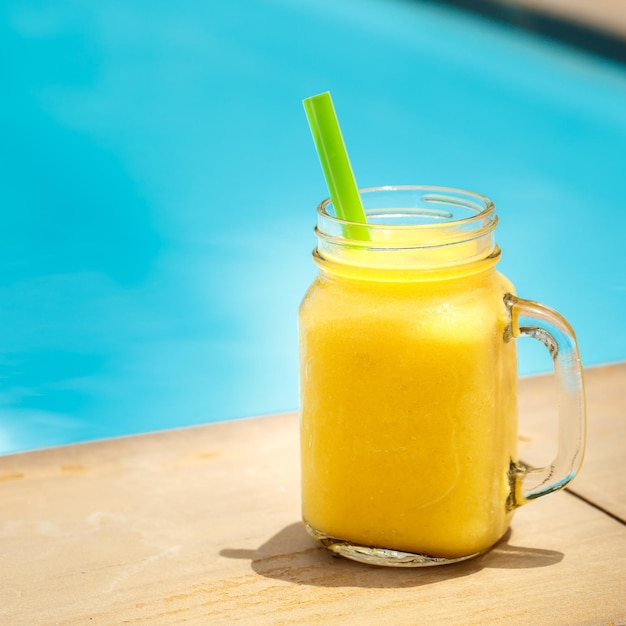 Foto gratuita batidos en tarro contra la piscina