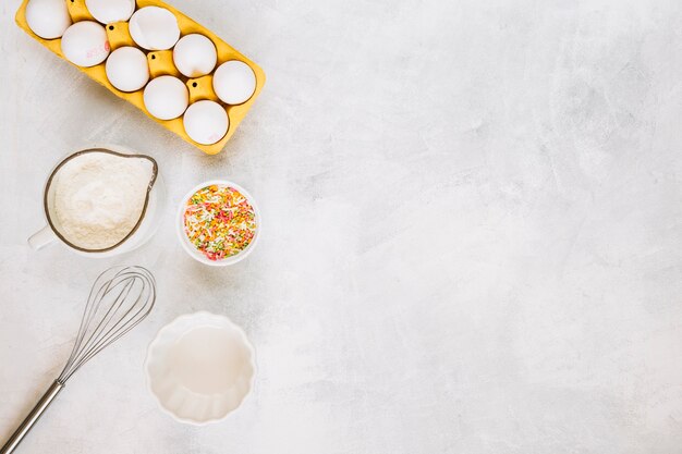 Batir cerca de los ingredientes frescos de pastelería