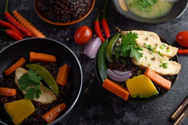 Foto gratuita bayas de arroz morado cocidas con pechuga de pollo a la parrilla. calabaza, zanahorias y hojas de menta en un plato, comida limpia.