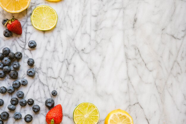 Bayas frescas y rodajas de frutas