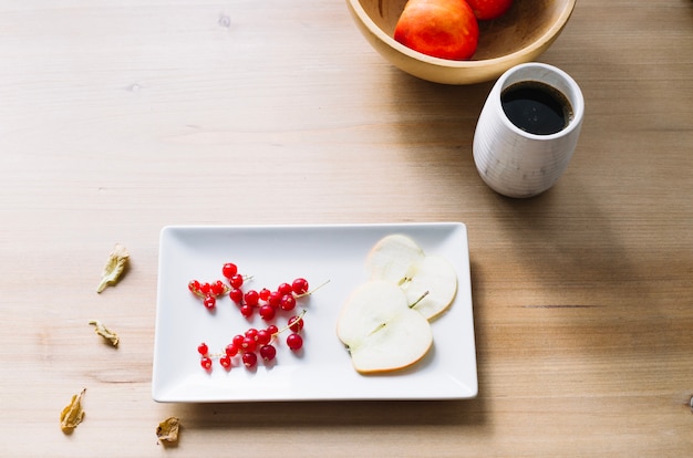 Bayas y frutas con café