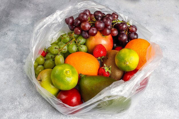 Bayas y frutas frescas orgánicas variadas