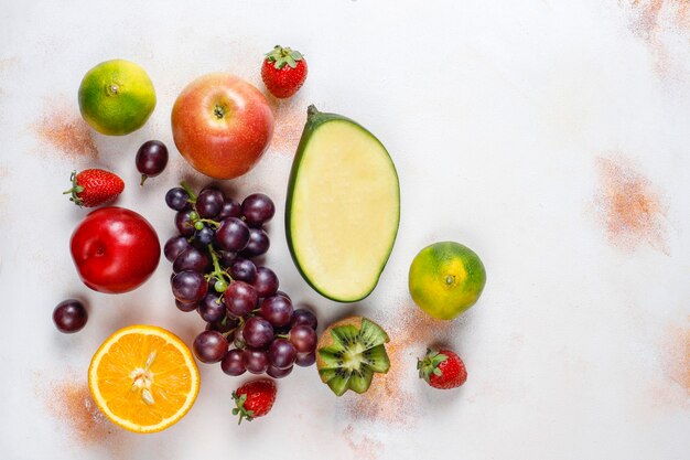 Bayas y frutas frescas orgánicas variadas