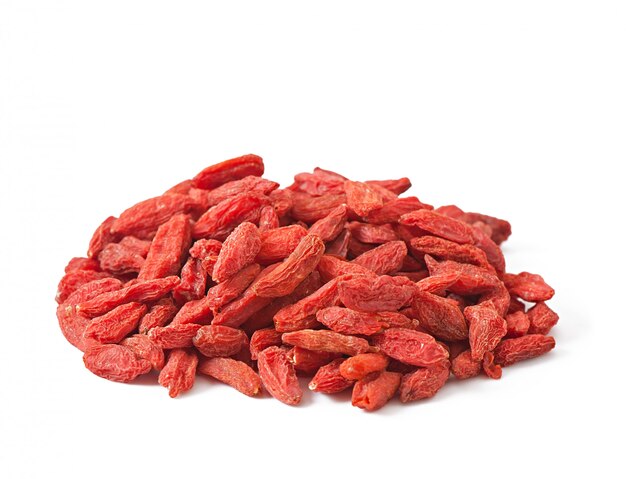 Bayas de goji secas rojas en cuchara de madera