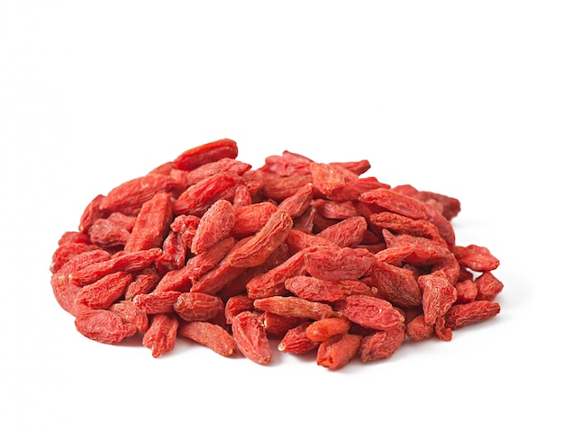 Bayas de goji secas rojas en cuchara de madera