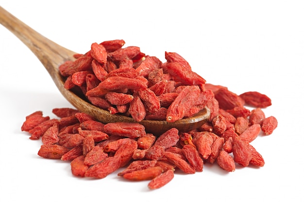 Bayas de goji secas rojas en cuchara de madera