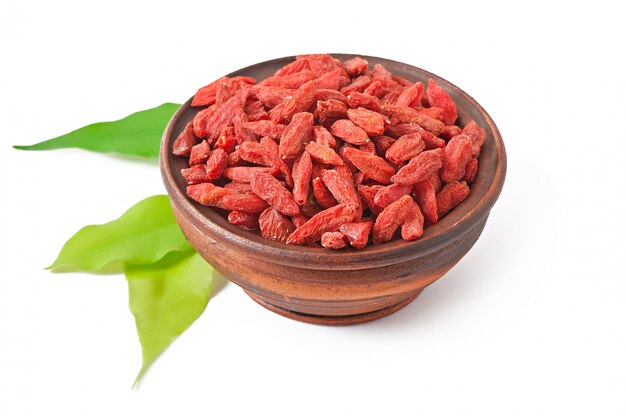 Bayas de goji secas rojas en cuchara de madera