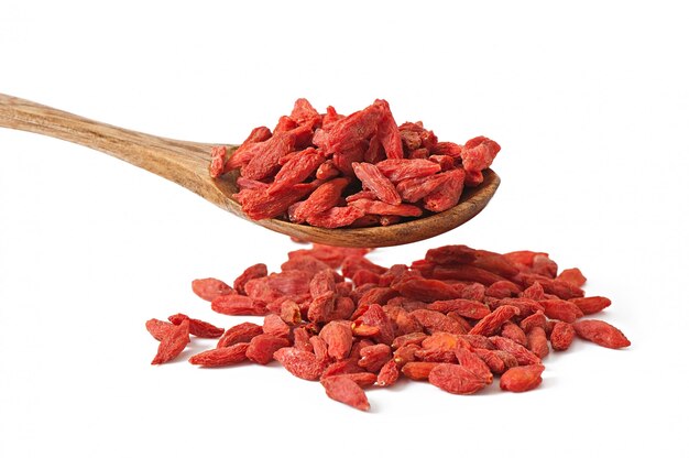 Bayas de goji secas rojas en cuchara de madera