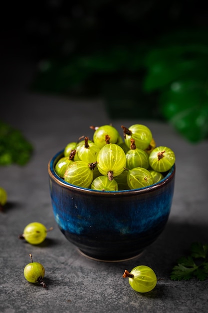 Bayas de grosella espinosa verde