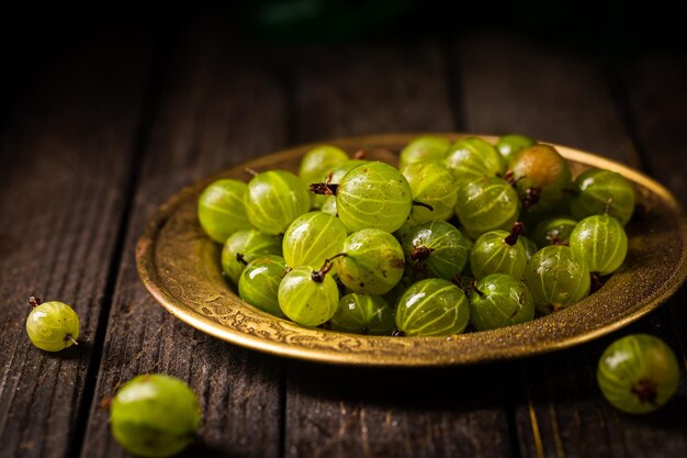 Bayas de grosella espinosa verde